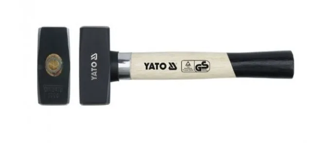 Кувалда Yato с деревянной рукояткой 1500 г (квадратый боек, стальное и резиновое защитное кольцо)